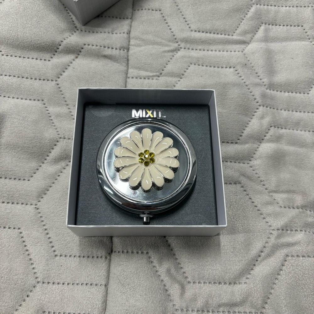 Mixit Daisy Compaxt Mirror New In Box - Picture 2 of 2